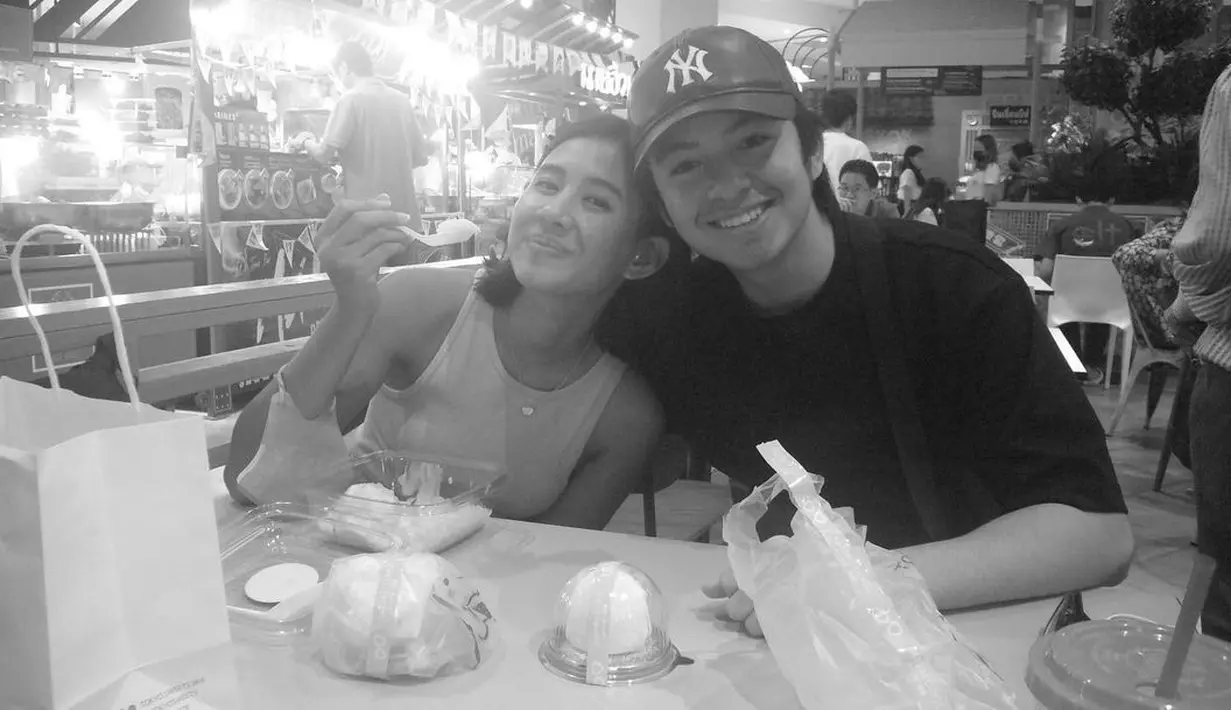 Terlepas dari foto yang monokrom, kencan tersebut pastinya penuh warna. (Instagram @shenacinnamon)