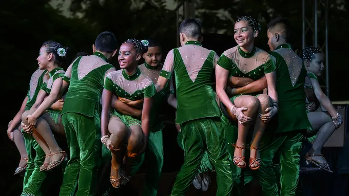 Aksi Lincah dan Seksi Para Penari di Festival Salsa Dunia