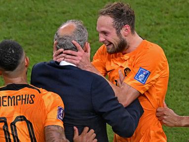 Timnas Belanda memastikan jadi tim pertama yang lolos ke babak perempatfinal Piala Dunia 2022 usai menekuk Amerika Serikat 3-1 dalam laga babak 16 besar di Khalifa International Stadium, Sabtu (3/12/2022) malam WIB. Salah satu gol Timnas Belanda dicetak oleh Daley Blind dan menjadi gol keduanya dalam dua edisi Piala Dunia yang diikutinya. Sebelumnya ia telah mencetak satu gol pada Piala Dunia 2014 di Brasil. Sementara Denzel Dumfries layak mendapat predikat pemain terbaik dengan satu gol dan dua assistnya. (AFP/Raul Arboleda)