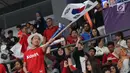 Suporter mengibarkan bendera Korea Selatan untuk memberi dukungan kepada tim bola voli putra negaranya dalam babak perempat final bola voli putra Asian Games 2018 di Volley Indoor Jakarta, Selasa (28/8). (Liputan6.com/Fery Pradolo)