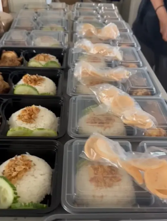 Menu yang dijual pun beragam. Dari yang terlihat ada menu rendang dan sop buntut yang begitu menggoda. [Foto: Instagram/king_uyakuya]