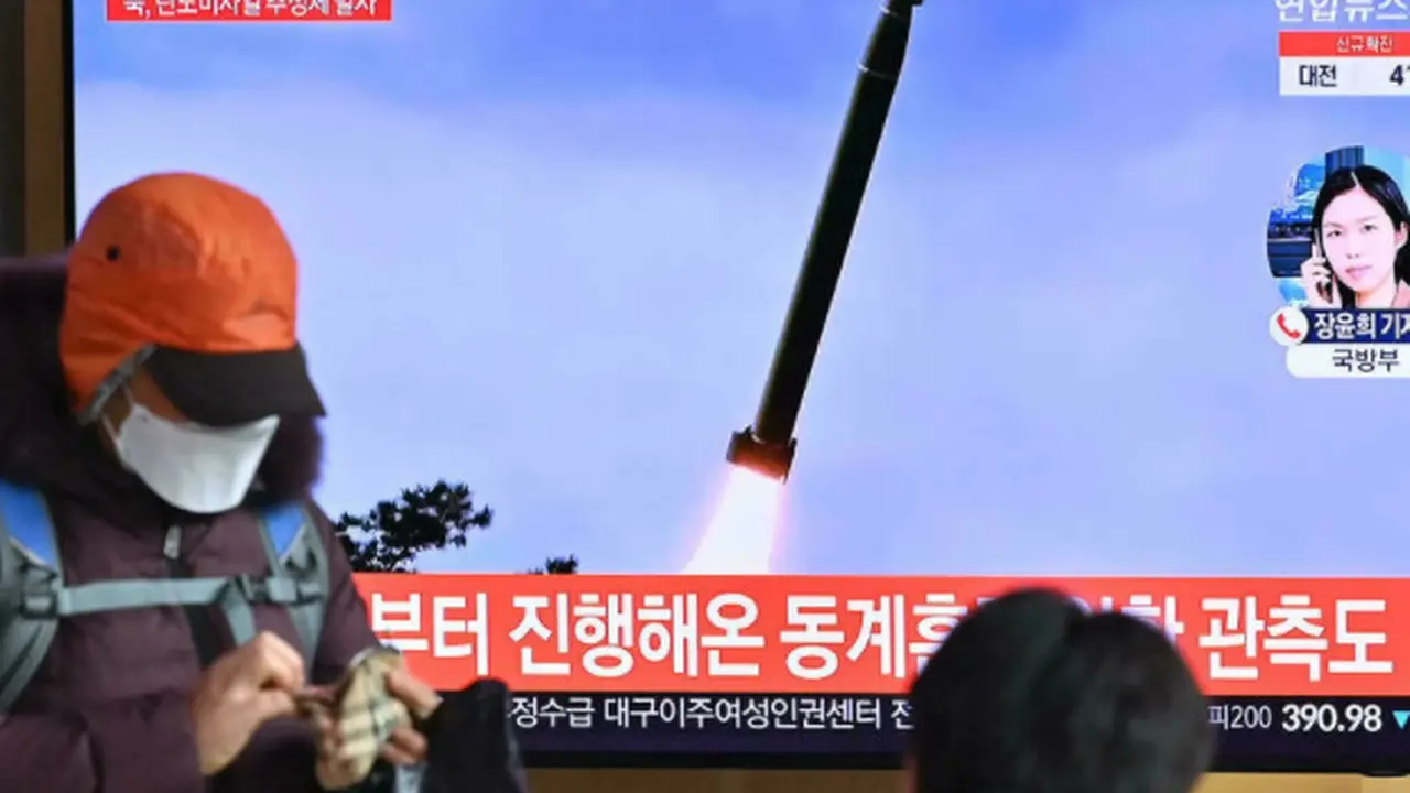 Foto file: Orang-orang di stasiun kereta Seoul menonton siaran berita televisi yang menunjukkan rekaman file uji coba rudal Korea Utara pada 5 Januari 2021. (Jung Yeon-je AFP/File)