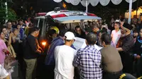 Peti jenazah penyanyi Mike Mohede dikeluarkan dari ambulans setibanya di rumah duka kawasan Bintaro, Tangerang Selatan, Minggu (31/7). Mike Mohede dinyatakan meninggal sekitar pukul 18:02 WIB lantaran terkena serangan jantung. (Liputan6.com/Angga Yuniar)