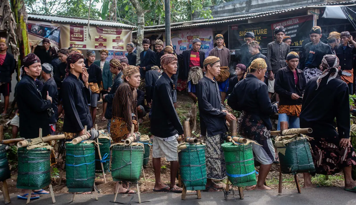 Tradisi Unggah-unggahan biasanya dilaksanakan pada hari Jumat terakhir menjelang bulan Ramadan. (DEVI RAHMAN/AFP)