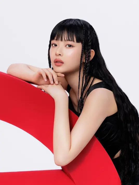 Setelah Gucci, Hanni NewJeans didapuk jadi global ambassador Armani Beauty. @armanibeauty.