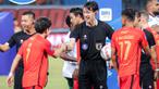 Pemain Persija Jakarta, Ryo Matsumura (tengah),&nbsp;bersalaman dengan wasit asal Jepang, Futoshi Nakamura, sebelum pertandingan pekan ke-23 BRI Liga 1 2023/2024 antara Persija Jakarta melawan PSS Sleman yang berlangsung di Stadion Patriot Chandra Bhaga, Bekasi, Sabtu (16/12/2023). (Bola.com/Bagaskara Lazuardi)