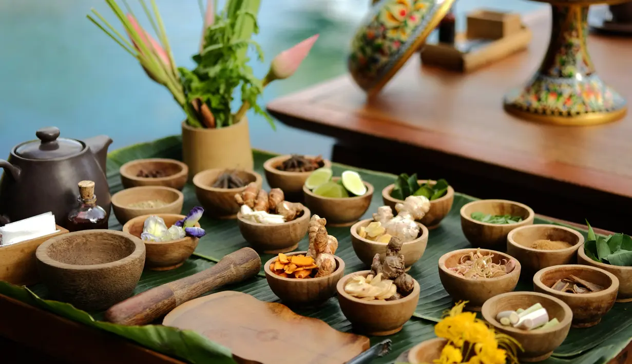 Memilih sendiri bahan seperti lengkuas, jinten, bunga kacang hijau, dan adas bintang. Kemudian dicampur saat para kamu bersantai menghadap pemandangan menakjubkan Lembah Sungai Ayung dan kolam renang tanpa batas. Disajikan dengan kunyit dadar gulun dan lemper ayam dengan ketan dan kelor.