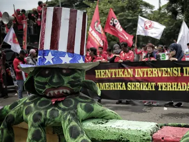 Massa yang tergabung dalam Gerakan Buruh untuk Rakyat (Gebrak) menggelar unjuk rasa di depan Kedutaan Besar Amerika Serikat, Jakarta, Selasa (12/2). Massa memenuhi ruas jalan dengan membawa spanduk dukungan terhadap Venezuela. (Liputan6.com/Faizal Fanani)