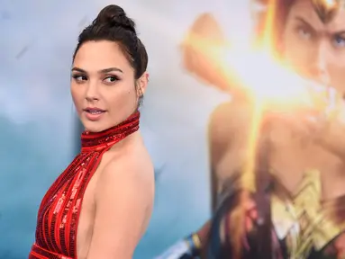 Aktris Gal Gadot berpose saat tiba menghadiri pemutaran peradana film "Wonder Woman" di Teater Pantages di Los Angeles, AS (25/5). Pemeran Wonder Woman ini tampil cantik mengenakan gaun berwarna merah. (Photo by Jordan Strauss/Invision/AP)