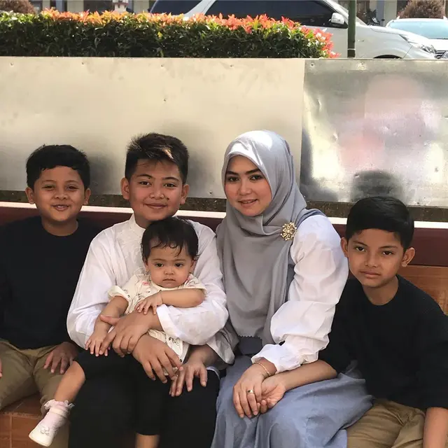 6 Pesona Lala Nurlela Kakak Ipar Syahrini, Berstatus Single Parent Empat Anak