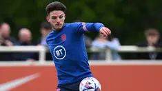 Gelandang Inggris Declan Rice mengontrol bola selama sesi latihan tim sebagai bagian dari persiapan tim untuk UEFA Nations League mendatang di stadion St George's Park di Burton-upon-Trent, Senin (30/5/2022). Timnas Inggris akan menjalani laga perdana Grup 3 League A UEFA Nations League dengan menghadapi Hungaria di Budapest pada Sabtu WIB, 4 Juni 2022. (Paul ELLIS/AFP)