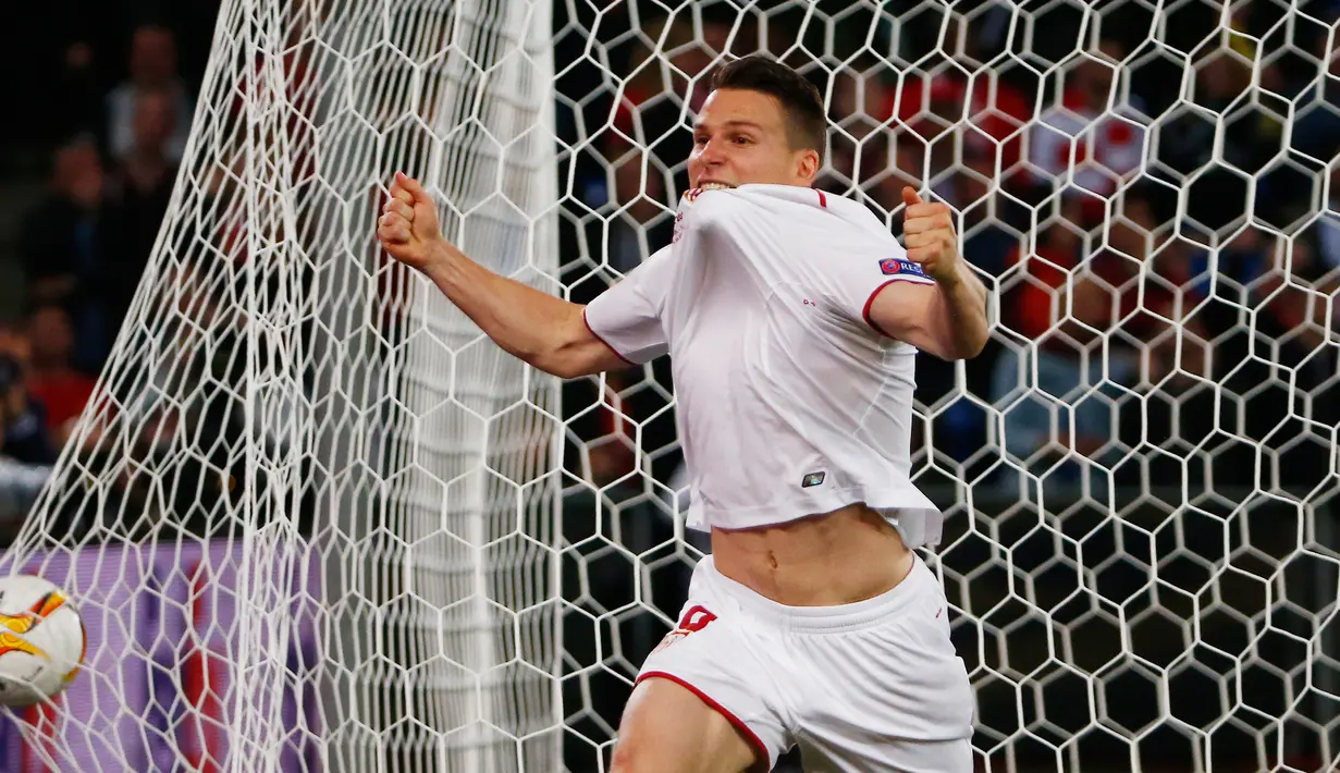 Penyerang Sevilla, Kevin Gameiro melakukan selebrasi usai mencetak gol kegawang Liverpool pada final Liga Europa di Basel, Swiss (19/5). Sevilla meraih tiga kali gelar juara Piala UEFA secara berturut-turut. (Reuters/Michael Dalder)