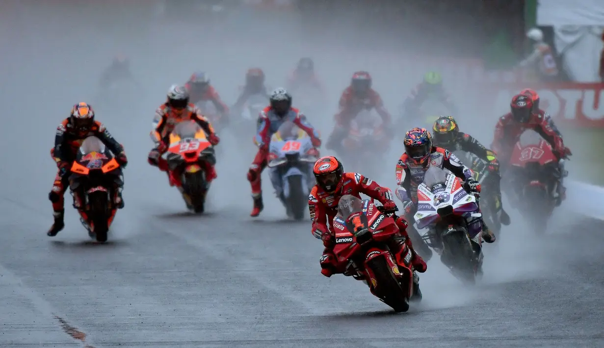 Pembalap dari tim Ducati Lenovo, Francesco Bagnaia memimpin saat re-start MotoGP Jepang 2023 di Sirkuit Motegi, Minggu (1/10/2023) siang WIB, setelah balapan sempat dihentikan pada lap ke-13 akibat guyuran hujan deras. (AFP/Toshifumi Kitamura)
