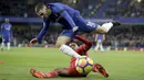 Gelandang Chelsea, Eden Hazard, terjatuh ditekel gelandang Swansea, Leroy Fer, pada laga Premier League di Stadion Stamford Bridge, London, Rabu (29/11/2017). Chelsea menang 1-0 atas Swansea. (AP/Matt Dunham)