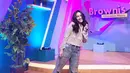 Ayu Ting-Ting terlihat rebel dengan ripped long sleeve dan ripped oversized jeans. [@ayutingting92]