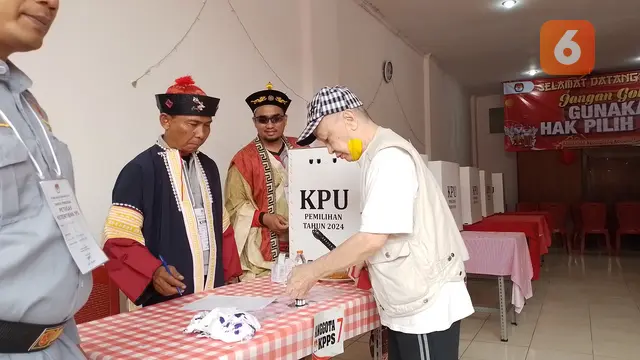 Petugas TPS di Kota Sukabumi kenakan kostum cheongsam usung tema Tionghoa di Pilkada 2024 (Liputan6.com/Fira Syahrin).