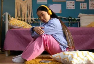 Anak introvert sebenarnya memiliki banyak kelebihan, seperti kemampuan berpikir mendalam, kreativitas yang tinggi, serta kepekaan terhadap lingkungan sekitar. Namun, karena dunia sosial termasuk lingkungan sekolah—lebih banyak didesain untuk anak yang aktif dan ekspresif, anak introvert bisa merasa cepat lelah, kewalahan, atau memilih menarik diri. (foto/dok: freepik)