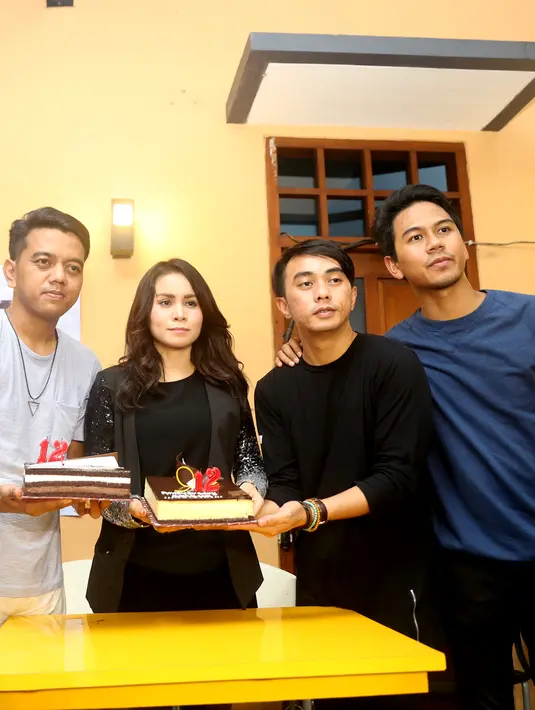 Grup band kenamaan tanah air, Geisha, tak terasa kini sudah memasuki usia yang ke-12 tahun. Momo, Aan, Dhan, dan Nard pun merayakan momen bahagia ini, meski harus dijalani tanpa kehadiran Roby. (Andy Masela/Bintang.com)