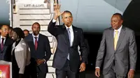 Presiden AS, Barack Obama (kedua kanan) menyapa awak media saat tiba Bandara Internasional Jomo Kenyatta, Nairobi, Kenya, (24/7/2015). Ini merupakan kunjungan pertama Obama ke kenya sebagai Presiden AS. (REUTERS/Jonathan Ernst)