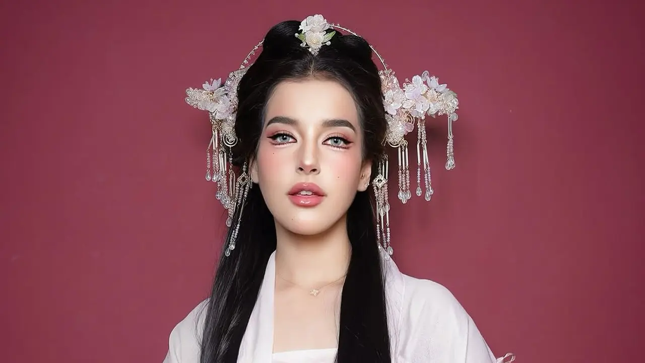 5 Pesona Perempuan Berparas Arab Tasya Farasya dalam Sentuhan Douyin Makeup Look