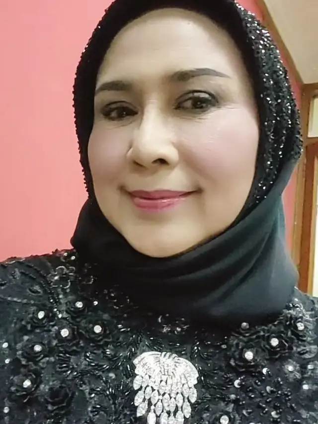 7 Potret Terbaru Dian Piesesha, Penyanyi Era 80-an yang Makin Anggun Berhijab