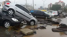 Sejumlah mobil dalam posisi porak-poranda dan bertumpuk disepanjang jalan setelah dihantam topan Chaba yang menerjang Pulau jeju, Korsel, Rabu (5/10). Sedikitnya 2.500 sekolah di wilayah selatan negara itu ditutup akibat topan ini. (YONHAP/AFP)
