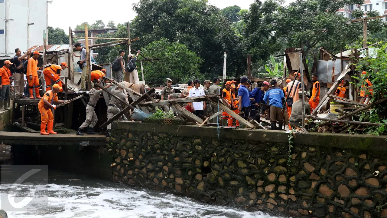 Petugas PPSU Kelurahan Petogogan bersama Satpol PP melakukan penertiban bangunan di bantaran Kali Krukut, Jakarta, Rabu (12/10). Kali Krukut yang terhalang bangunan adalah penyebab banjir parah di Kemang beberapa waktu lalu. (Liputan6.com/Gempur M Surya)