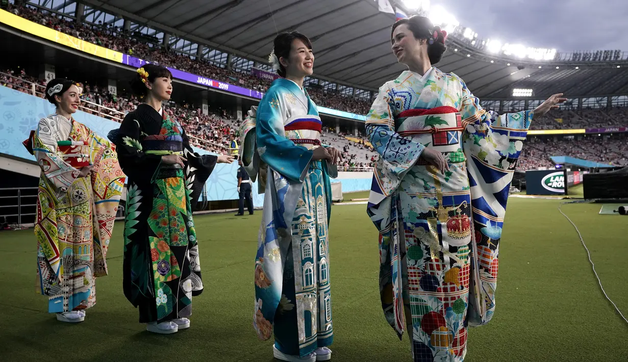Sejumlah wanita mengenakan kimono tampil selama upacara pembukaan Rugby World Cup Pool 2019 jelang pertandingan antara Rusia dan Jepang di Stadion Tokyo (20/9/2019). (AP Photo/Jae Hong)