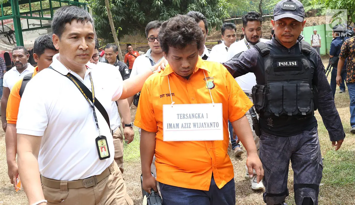 Tersangka IAW menjalani proses rekonstruksi Lapangan Tembak Senayan, Jakarta, Jumat (19/10). IAW menjalani 25 adegan rekonstruksi terkait dugaan enam peluru yang tertembak ke enam ruangan di Gedung DPR RI. (Liputan6.com/Immanuel Antonius)
