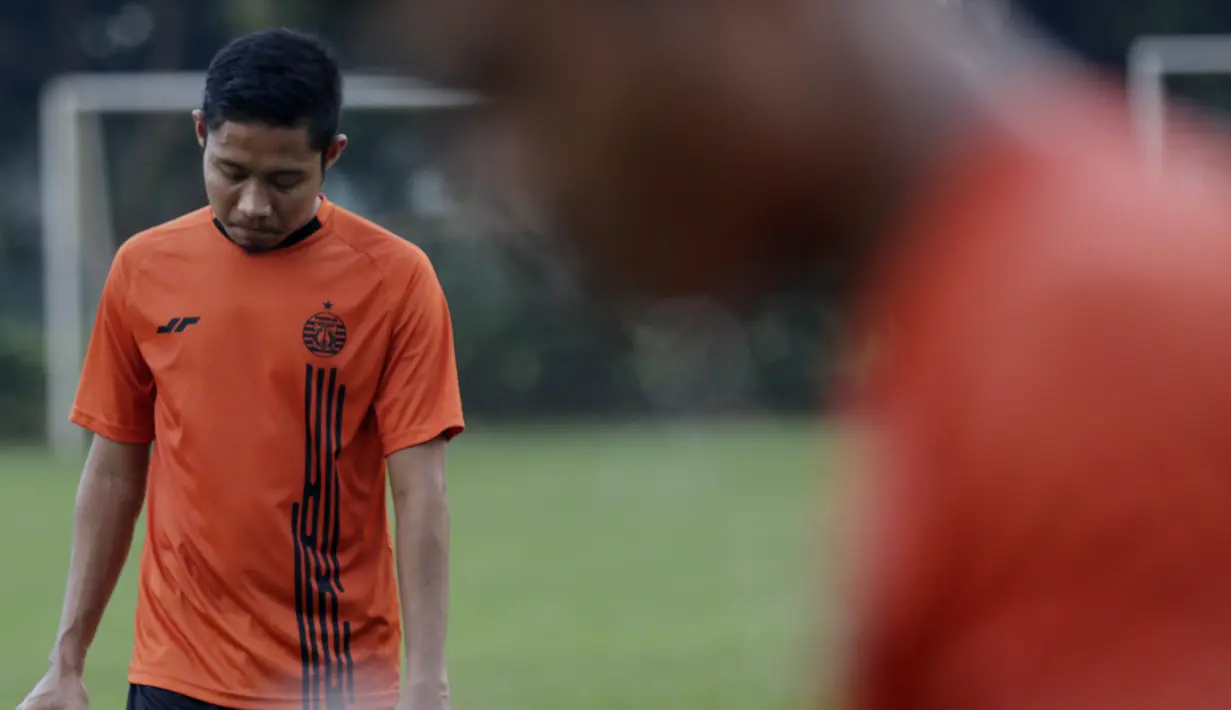 Pemain Persija Jakarta, Evan Dimas, saat melakukan latihan di Lapangan Sutasoma, Jakarta, Rabu(28/1/2020). Gelandang Timnas Indonesia ini menjalani latihan terpisah karena masih pemulihan cedera. (Bola.com/M Iqbal Ichsan)