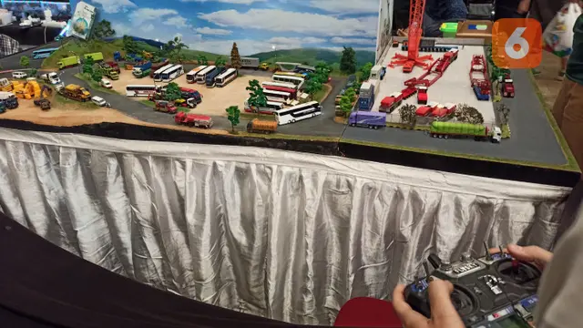 Aksi Wahyu saat memainkan diecast yang telah dikonversi menjadi remote control (Fahmi/Liputan6)