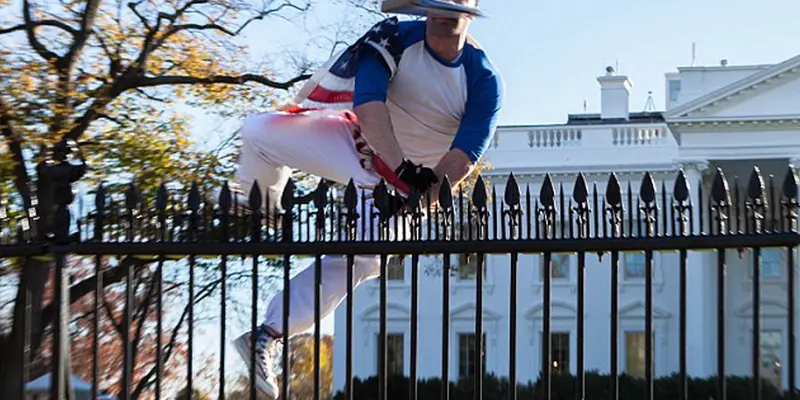 20151126-Ini Aksi Pria AS yang Lompati Pagar Gedung Putih Saat Obama Rayakan Thanksgiving-Washington