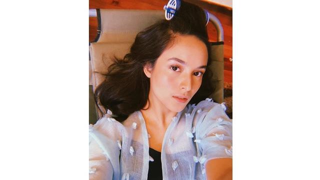 7 Gaya Chelsea Islan Tanpa Makeup, Tetap Memesona