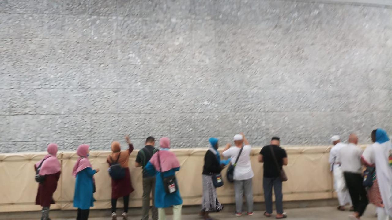 Jemaah haji melempar jumrah. Liputan6.com/Nurmayanti