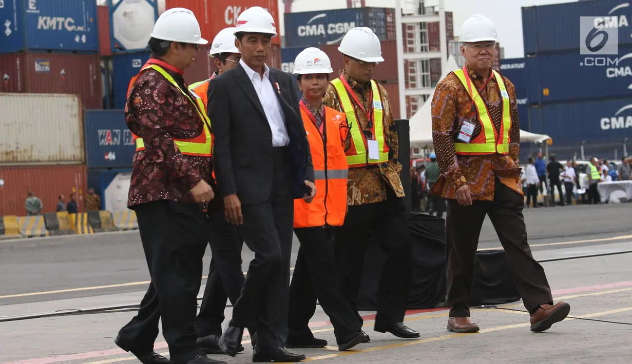 Presiden Jokowi didampingi sejumlah menteri saat melepas ekspor produk manufaktur ke AS dari Pelabuhan Tanjung Priok, Jakarta, Selasa (15/5). Ekspor ini diberangkatkan ke AS menggunakan kapal berkapasitas 10.000 TEUs. (Liputan6.com/Angga Yuniar)