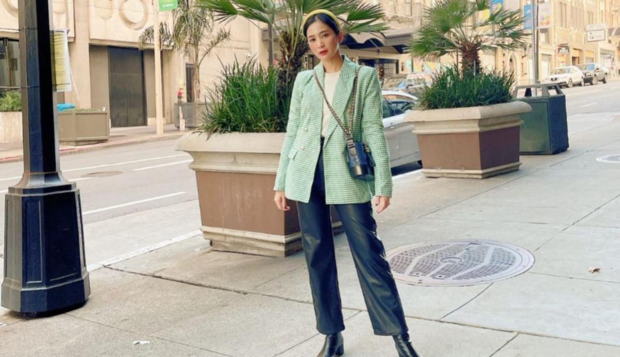 Penampilan Bunga Zainal saat memadukan blazer pun tak lepas dari sorotan. Terlebih, gaya mix and match Bunga Zainal dengan blazer berwarna cerah tetap terlihat stylish. (Liputan6.com/IG/@bungazainal05)