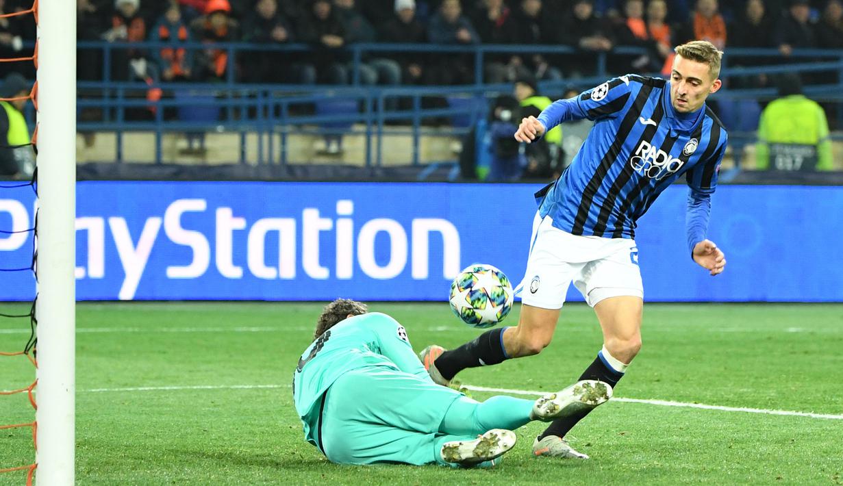 Pemain Atalanta Timothy Castagne mencetak gol ke gawang Shakhtar Donetsk pada pertandingan Grup C Liga Champions di Kharkiv, Ukraina, Rabu (11/12/2019). Atalanta sukses mengukir sejarah untuk pertama kalinya mampu lolos ke babak 16 besar Liga Champions. (Sergei SUPINSKY/AFP)