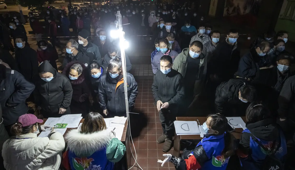 Penduduk menjalani tes asam nukleat di Kawasan Industri Modern Chengdu, China (11/12/2020). Kota Chengdu di China memulai pengujian asam nukleat, menyediakan tes gratis untuk semua penduduk di Distrik Pidu, yang melaporkan sejumlah kasus baru COVID-19 sejak pekan ini. (Xinhua)