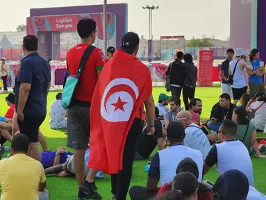 Satu hari menjelang pembukaan Piala Dunia 2022 Qatar, para suporter dari berbagai negara mulai memadati Fan Festival yang digelar di Al Bidda Park, Doha, Sabtu (19/11/2022) waktu setempat. Pada hari pertama dibukanya Fan Festival tersebut, berbagai aktivitas dilakukan para suporter yang begitu antusias menyambut pembukaan Piala Dunia 2022 Qatar yang akan dilakukan Minggu, 20 November 2022. (Dok. SCM)