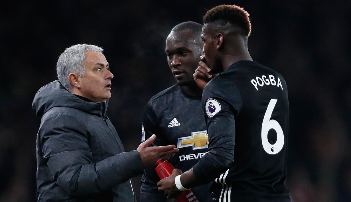 Pelatih Manchester United Jose Mourinho memberi arahan ke pemainnya Paul Pogba saat melawan Arsenal dalam pertandingan Liga Inggris di stadion Emirates, London (2/12). (AP Photo/Kirsty Wigglesworth)