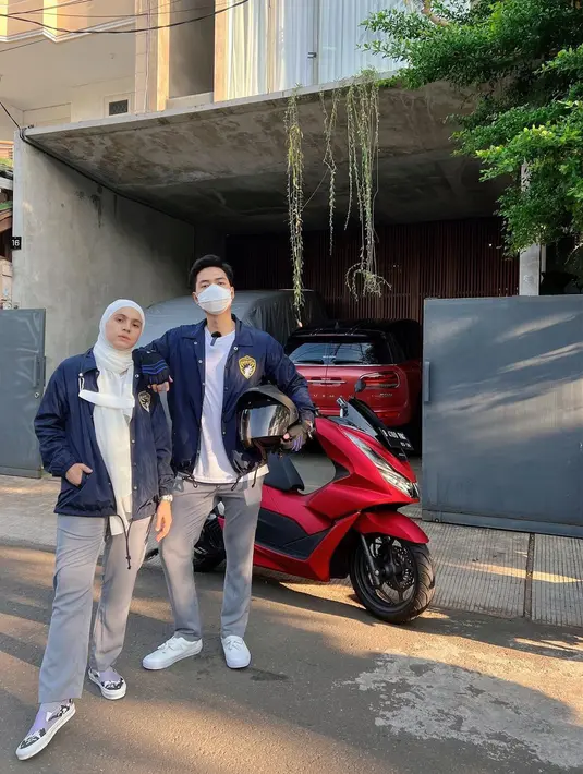 Gaya matching pasangan suami istri Nycta Gina dan Rizky Kinos dalam look ala pelajar yang sporty. Lengkap dengan jaket berwarna senada dan sneakers andalan. 
(Foto: Instagram @missnyctagina)