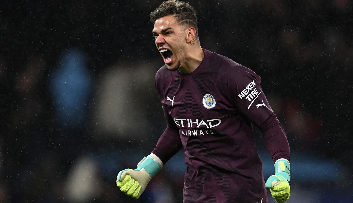 Selebrasi kiper Manchester City, Ederson setelah Bernardo Silva mencetak gol ke gawang Bayern Munchen pada laga leg pertama perempatfinal Liga Champions 2022/2023 di Etihad Stadium, Manchester (11/4/2023). Menang 3-0 alias tanpa kebobolan saat jumpa Burnley, membuat kiper Manchester City yang tampil penuh dalam laga tersebut, Ederson tercatat sebagai kiper pertama yang membuat clean sheet alias nir-bobol dalam Liga Inggris musim 2023/2024. (AFP/Paul Ellis)