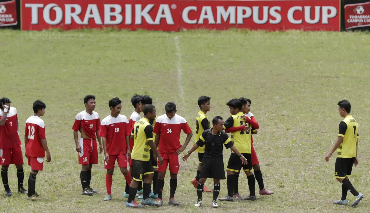 Pemain STIMED Nusa Palapa saling bersalaman dengan pemain STIEM Bungayya pada laga Torabika Campus Cup 2017 di Stadion UNM, Makassar, Kamis, (19/10/2017). STIMED Nusa Palapa menang adu penalti atas STIEM Bungayya. (Bola.com/M Iqbal Ichsan)