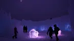 Sejumlah pengunjung melakukan tur di Kastil Es di Excelsior, Minnesota (18/1). Kastil es ini dibangun menggunakan ratusan ribu es oleh seniman es profesional.  (Anthony Souffle/Star Tribune via AP)