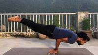 Pose burung merak dalam yoga untuk meningkatkan sistem pencernaan.