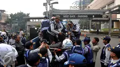 Petugas Dishub, mengangkut sepeda motor yang nekat parkir liar di kawasan Tanah Abang, Jakarta, Jumat (12/6/2015). Razia gabungan Dishub, Garnisun dan Satlantas bertujuan untuk mengantisipasi arus lalu lintas yang kerap macet. (Liputan6.com/Johan Tallo)