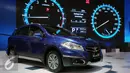 Sebuah mobil keluaran terbaru dari Suzuki dipamerkan pada GIIAS 2016 di ICE BSD City Serpong, Banten, Kamis (11/8). Suzuki SX4 S-Cross tersebut dipasarkan mulai Rp 246.900 hingga 259.900 juta otr. (Liputan6.com/Helmi Fithriansyah)