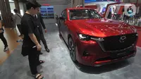 Pengunjung melihat mobil Mazda CX-60 pada pameran otomotif GAIKINDO Indonesia International Auto Show (GIIAS) 2024 di Indonesia Convention Exhibition (ICE) BSD Tangerang, Banten, Jumat (19/7/2024). (merdeka.com/Imam Buhori)