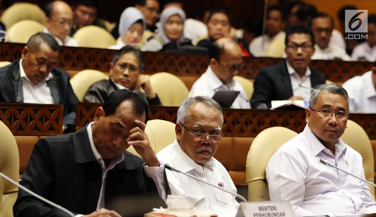 Menteri PUPR Basuki Hadimuljono (tengah) bersama Menteri Desa, Pembangunan Daerah Tertinggal, dan Transmigrasi Eko Putro Sandjojo (kanan) dan Menhub Budi Karya Sumadi (kiri) saat raker dengan Komisi V DPR di Jakarta, Rabu (6/6). (Liputan6.com/JohanTallo)