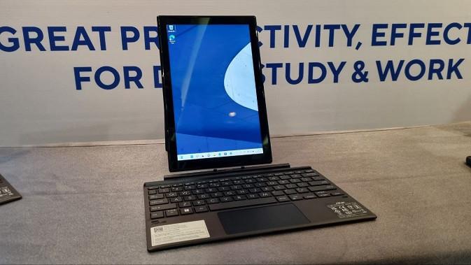 <p>Asus ExpertBook B3 (B300) yang akan meluncur di Indonesia bulan depan. (Liputan6.com/Agustinus M. Damar)</p>